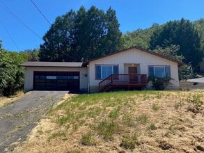 Building Photo - 1113 NE Grandview Dr