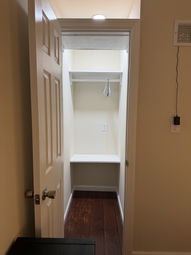 Vestidor - 2 Southview Ct