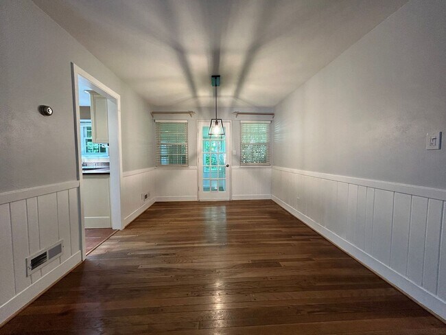 Foto del edificio - Spacious Brick Ranch Single Family Home "A...