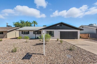 Building Photo - 1132 E Bishop Dr