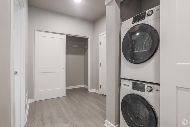 2BR, 1BA - 880SF - In-Unit Laundry - Oak Shore Commons