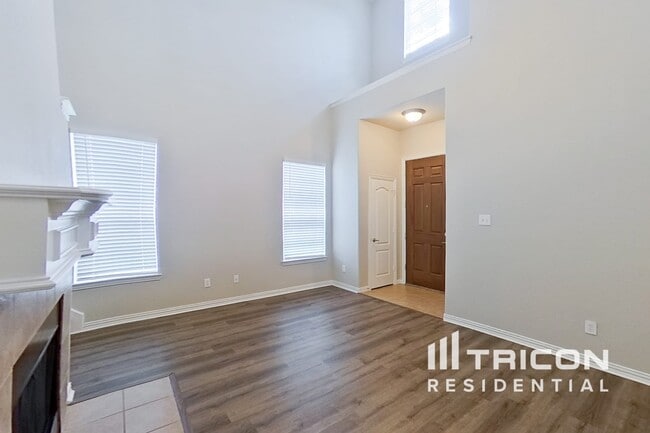 Building Photo - 15904 Alvarado Dr