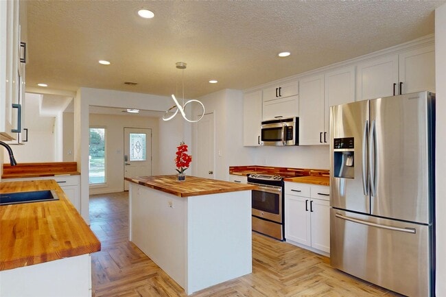 Building Photo - 707 Center Hill Dr