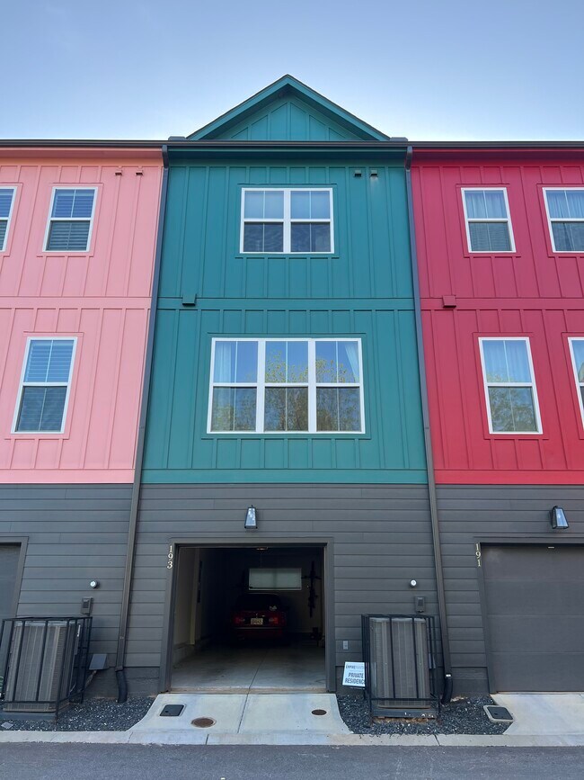 Building Photo - 193 Color Cir