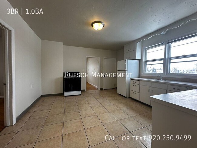 Building Photo - Spacious 3 Bedroom 1 Bath Lower Unit Avail...