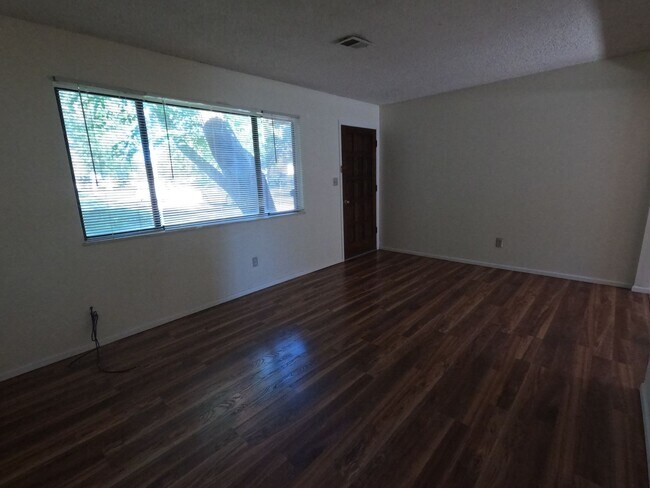 Foto del edificio - 3420-3422 McConnell Drive