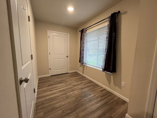 Building Photo - Modern 3-Bedroom End-Unit Townhome with 2 Balconies, Granite Kitchen & Oversized Tandem Garage!