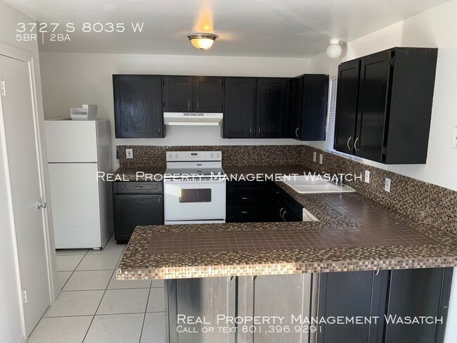 Building Photo - 5 Bedroom 2 Bath Magna Home!