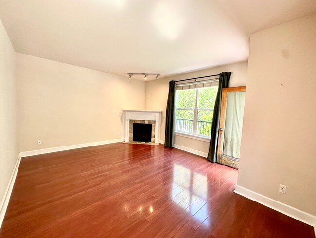 Building Photo - Spacious 3bed/3.5bath Townhome in West Sea...