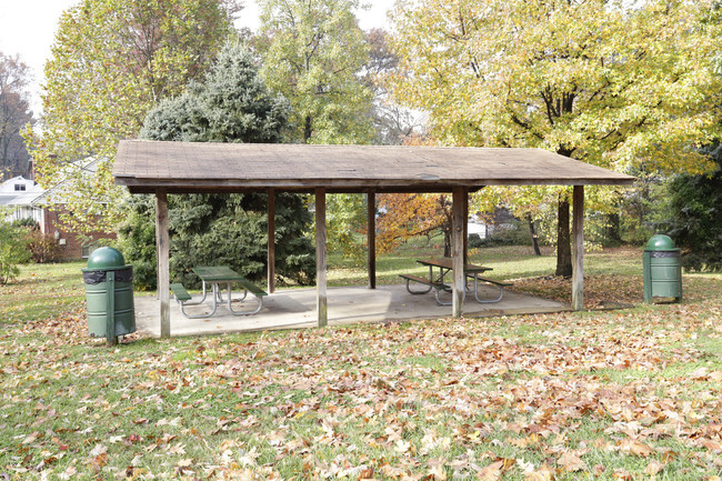 Building Photo - Fields of Falls Church