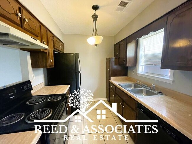 Building Photo - Charming Townhome!