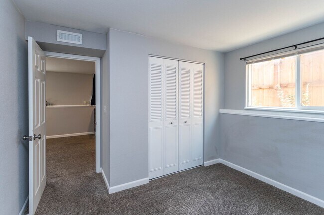 Building Photo - La Mesa Fontana 4BD/2BA w/ A/C!