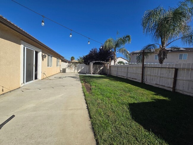 Building Photo - 3 BR 2 BA Available Now