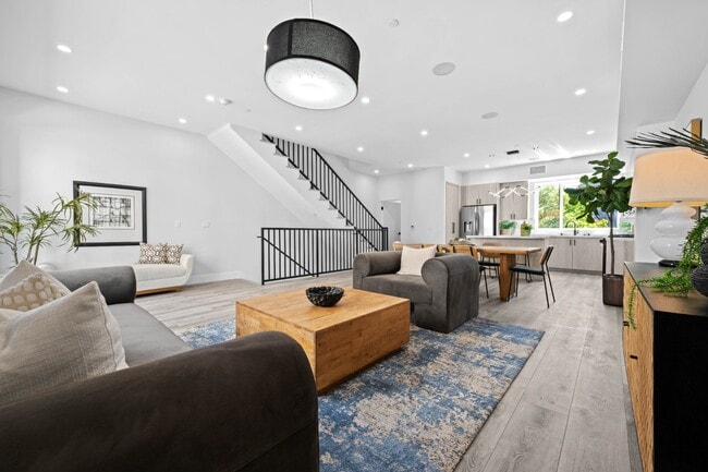 Foto del edificio - Stunning brand-new 3 Bedroom 4 Bathroom townhouse with private garage and rooftop balcony!