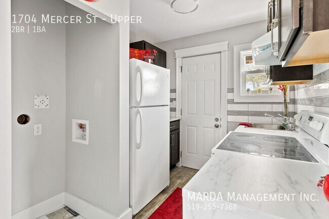 Photo du bâtiment - CHARMING 2-BEDROOM/1BATH UPPER UNIT IN CENTRAL WINDSOR + HYDRO & GAS