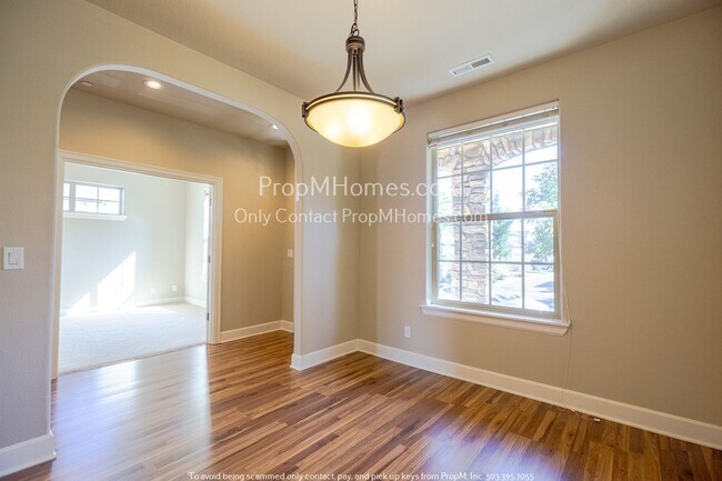 Foto del edificio - Serene Three-Bedroom Haven with Elegant Of...