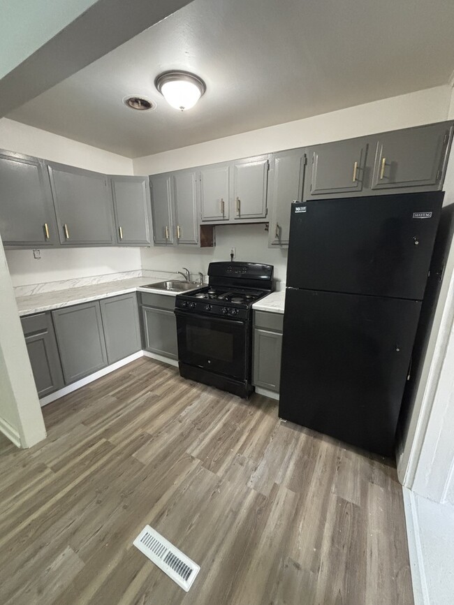 Building Photo - 2 Bedroom Single Familly