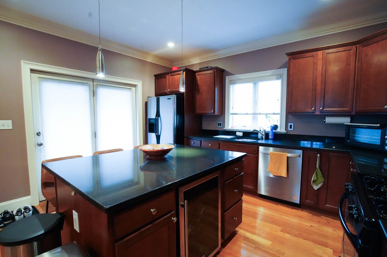 Primary Photo - 95 Dix St