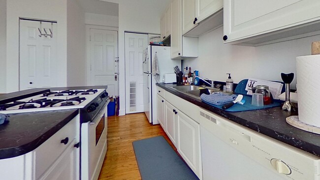Foto del edificio - Second Floor Lakeview One Bedroom
