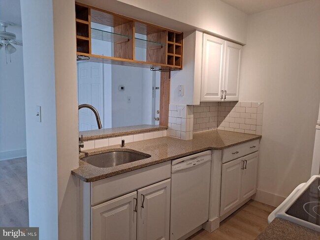 Building Photo - 5821 Royal Ridge Dr