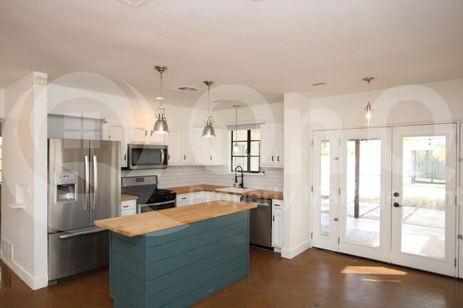 Foto del edificio - 2925 E Cheery Lynn Rd