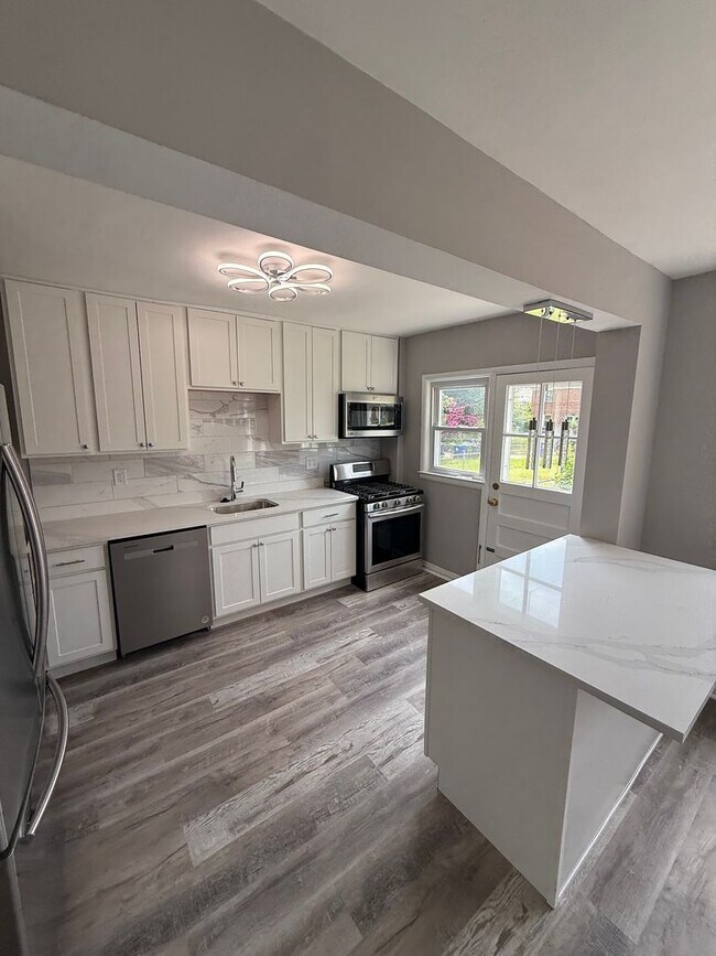 Foto del edificio - Price Reduction as of 12/1 — Freshly Renovated!