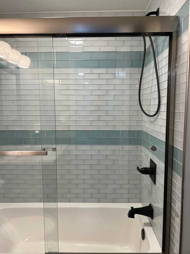 Bathroom tub and shower. No surround! - 1157 S Prairie St