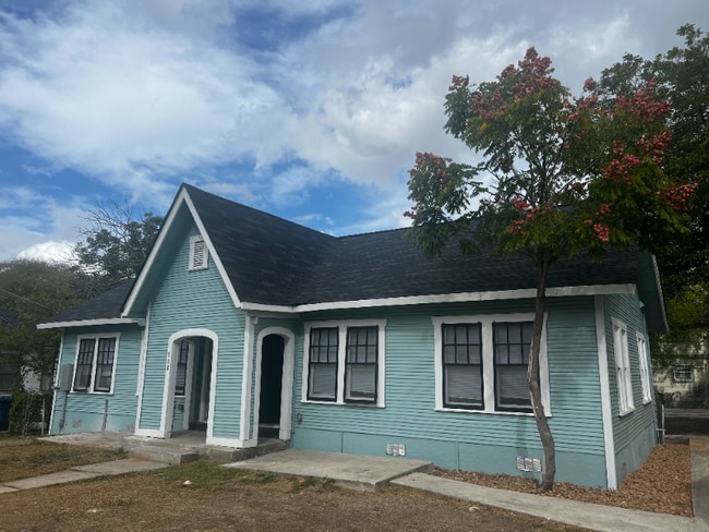 Building Photo - 715 W Hollywood Ave