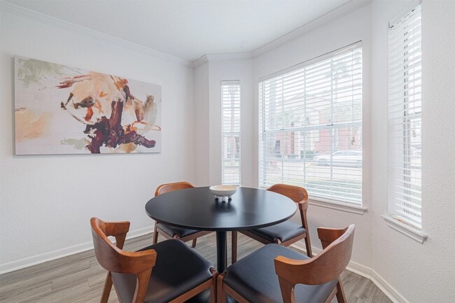 Building Photo - 8300 El Mundo St