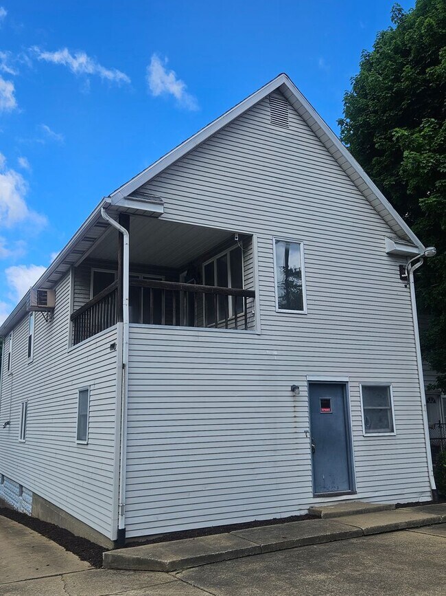 Building Photo - 877 N Main St