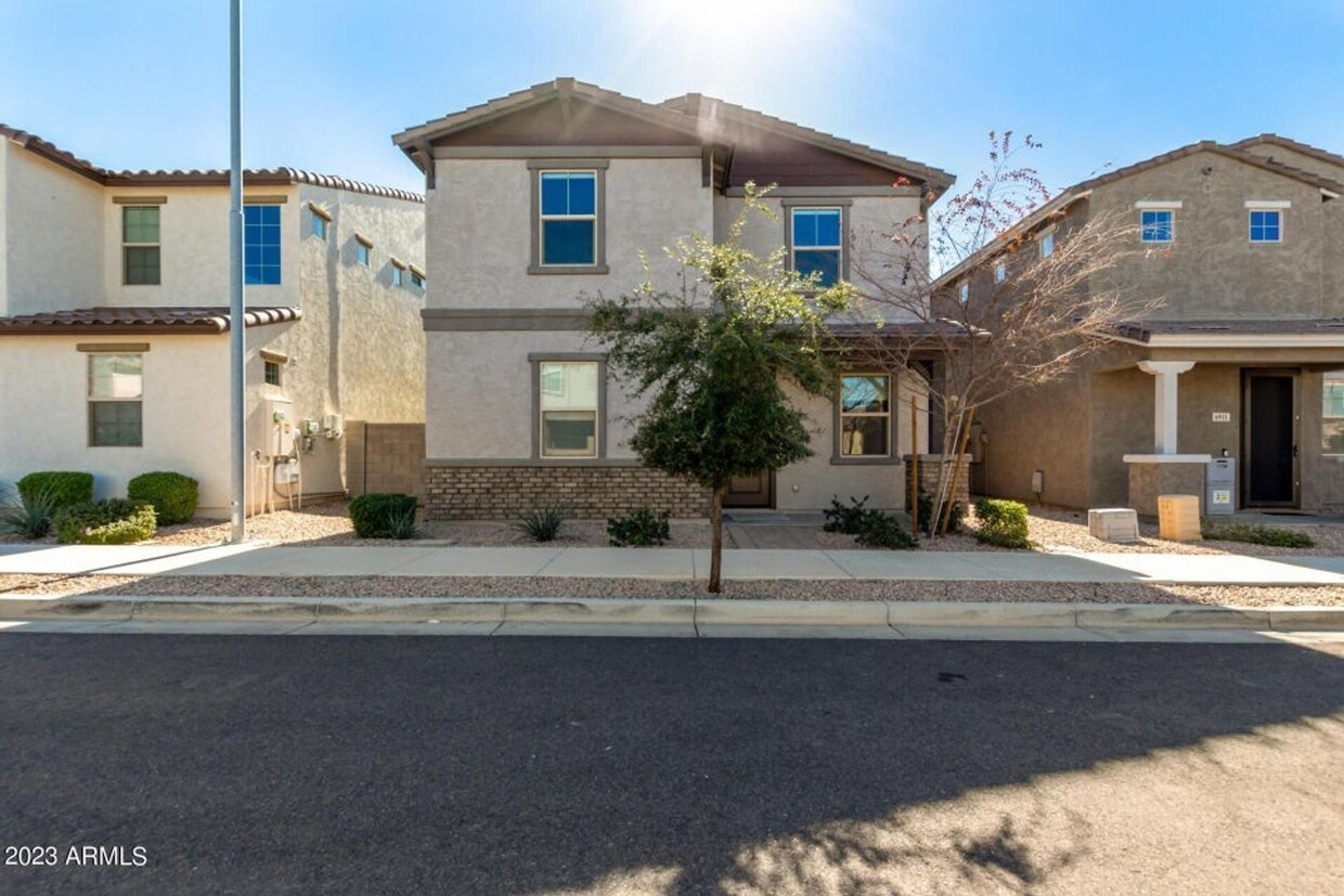 Primary Photo - Gorgeous 4 bedroom, 3.5 bath w/2 car garag...