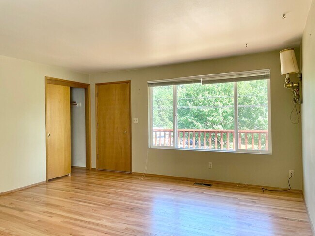 Building Photo - Charming 4 Bed 2 Bath Home with Finished B...