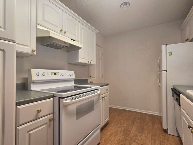 Foto del edificio - AVAILABLE NOW!