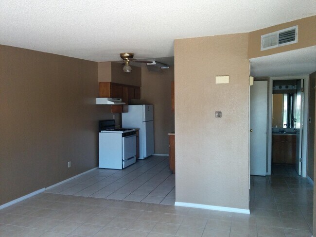 Foto del edificio - 1626 Rick Rhodes Dr