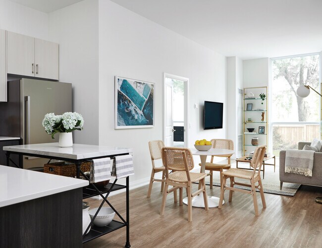 Photo du bâtiment - Beautiful NEW 2 Bedroom + Den in a NEW building!