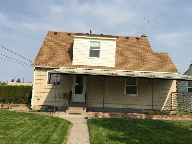 Building Photo - 2827 W Sanson Ave