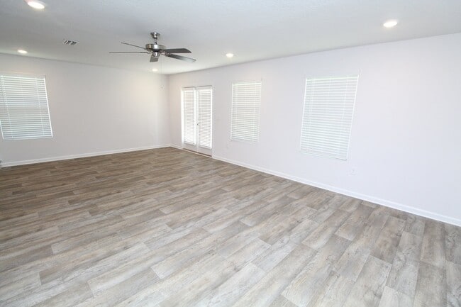 Building Photo - Lakeshore Preserve 3BR Home with Garage – ...