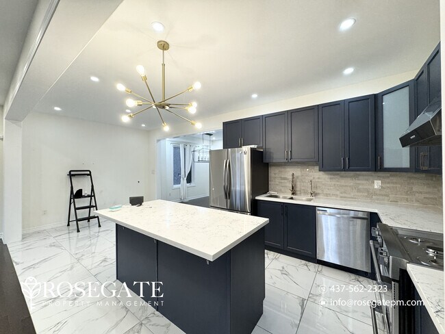 Photo du bâtiment - Elegant 4-Bedroom Main-Level Home with Mul...