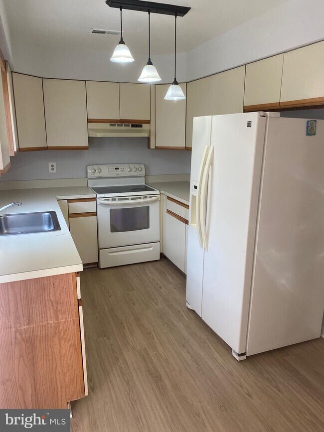 Building Photo - 8598 Burlington Ct