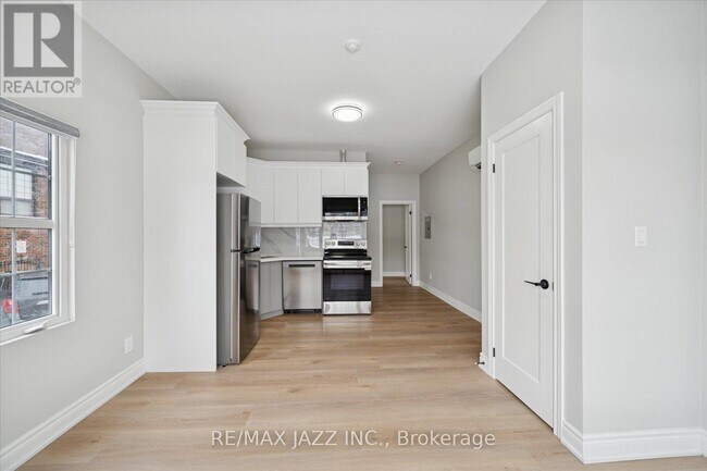 Building Photo - 251 Simcoe St S