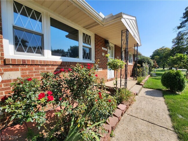 Building Photo - 3261 Englewood Dr