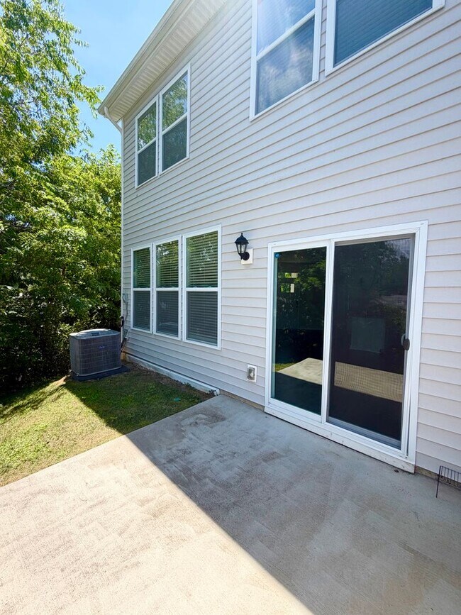 Foto del edificio - Spacious 3 Bedroom/ 2 Bath townhouse w/office for rent in Fountain Park, convenient Asheville loc...