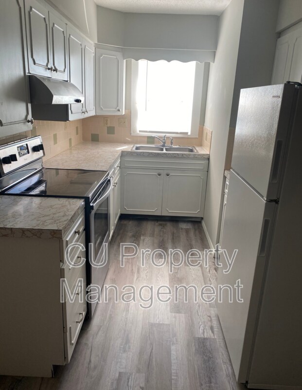 Foto del edificio - 705 Hollycrest Dr