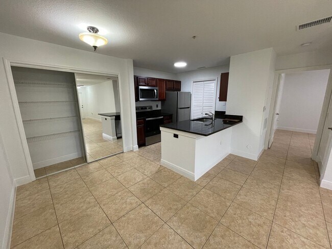 Foto del edificio - ANNUAL RENTAL - CAMDEN COVE- 1 BED - 1 BAT...