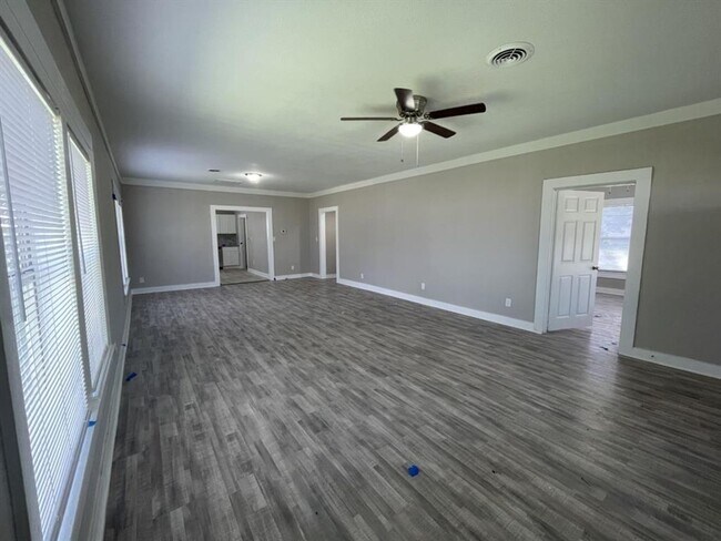 Foto del edificio - 3 bed, 1 bath with lots of updates! New fl...