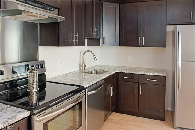 Building Photo - 41 Mt Kemble Ave
