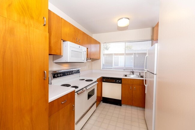 Building Photo - Elmwood 2 bed 1 bath condo great location