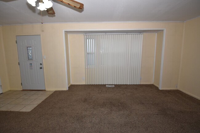 Building Photo - South Side 3 bedroom Ranch near shopping a...
