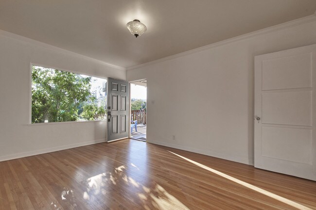 Sala de estar - 4522 Alumni Ave