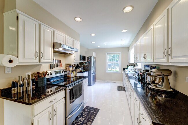 ¡Cocina gourmet con encimeras de granito! - 10108 Donegal Ct